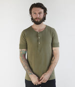 Lade das Bild in den Galerie-Viewer, HENLEY LOOPWHEELED short [army]
