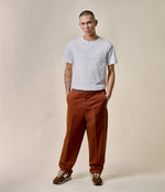 Lade das Bild in den Galerie-Viewer, chino relaxed fit [chestnut]
